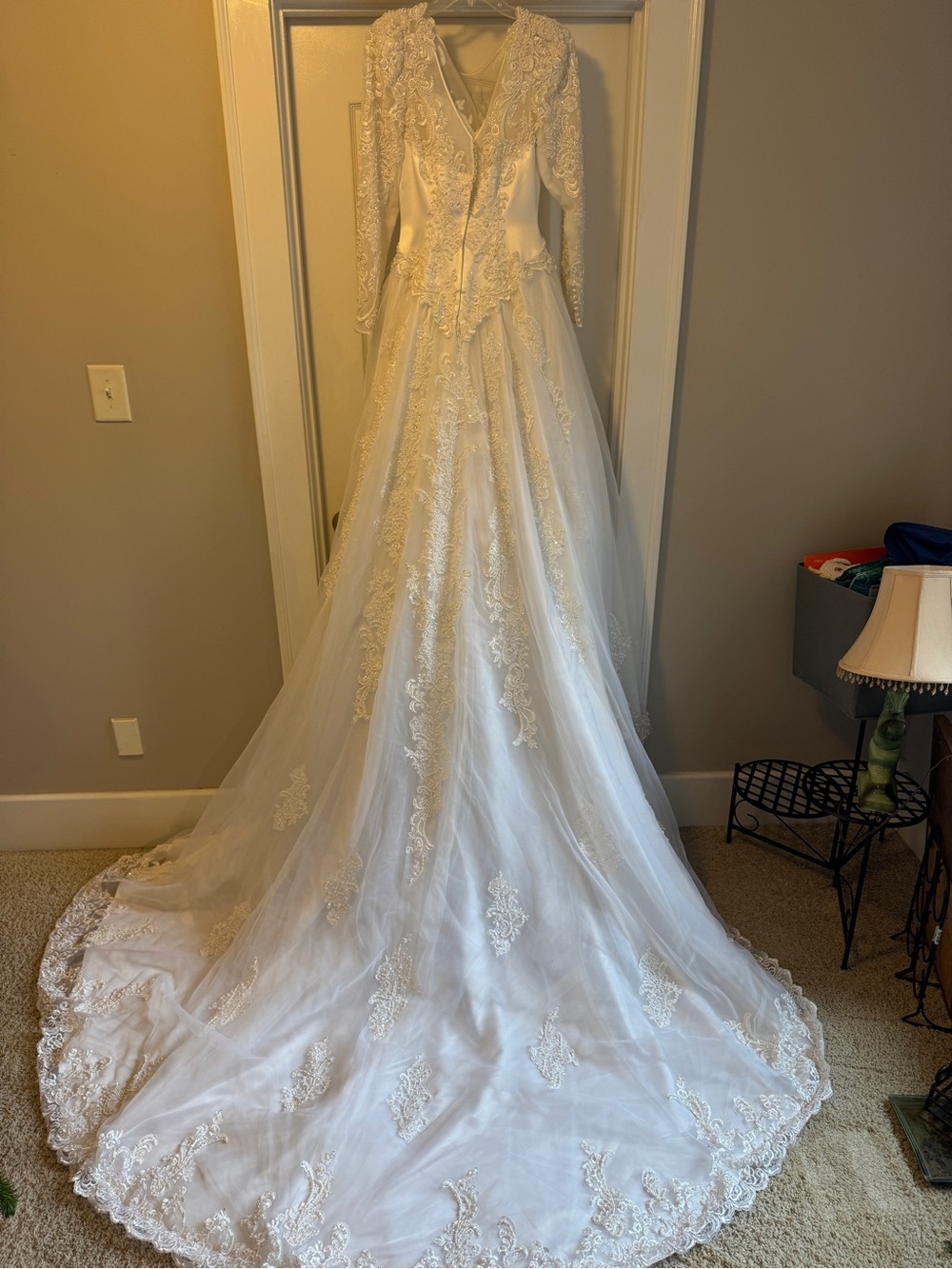 Private Label white  Lace Long-Sleeve Wedding Gown with Full Train